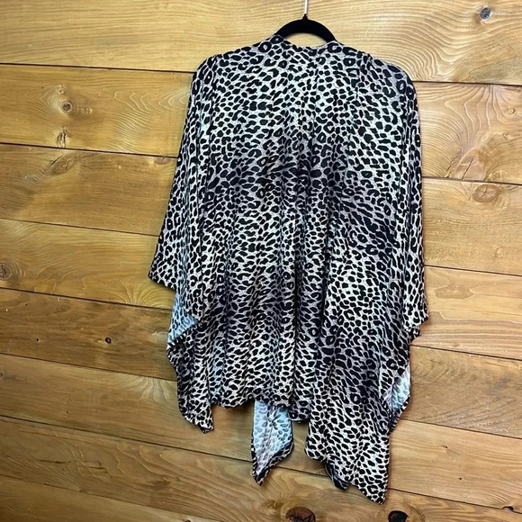 Steve Madden women’s Shawl cape wrap leopard Width 80x length 39 event summer - Picture 4 of 4